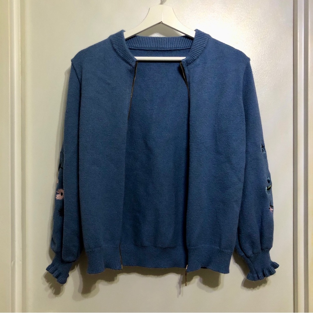 2/$10🌷Embroidered sleeves zip cardigan (XS/S)